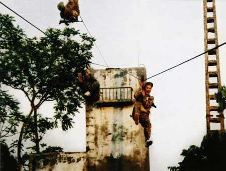 Các đơn vị đặc công chiến đấu độc lập là chính, tự chiến đấu, tự rút lui sau khi hoàn thành nhiệm vụ, có năng lực tác chiến độc lập cực mạnh. Hành tung của họ bất định, năng lực sinh tồn rất cao.