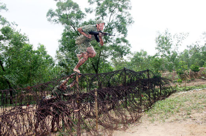 Khi tiềm nhập vào khu vực của địch, những người lính đặc công thường hóa trang thành quân nhân đối phương hoặc là dân cư địa phương, sử dụng ngôn ngữ nước địch, xuất hiện ở sâu trong hậu phương đối phương một cách tài tình, tấn công vào chỗ yếu hại của địch hoặc thu thập tình báo. Tất cả đã được nâng tầm thành tinh hoa - nghệ thuật chiến đấu chỉ có ở lực lượng Đặc công Việt Nam. 