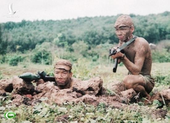 Để đạt được yếu tố bất ngờ trong chiến đấu, Đặc công Việt Nam luôn nắm vững, tận dụng tốt các điều kiện thời tiết như đêm tối, sương mù, mưa gió và các địa hình phức tạp, còn rất chú trọng ngụy trang.