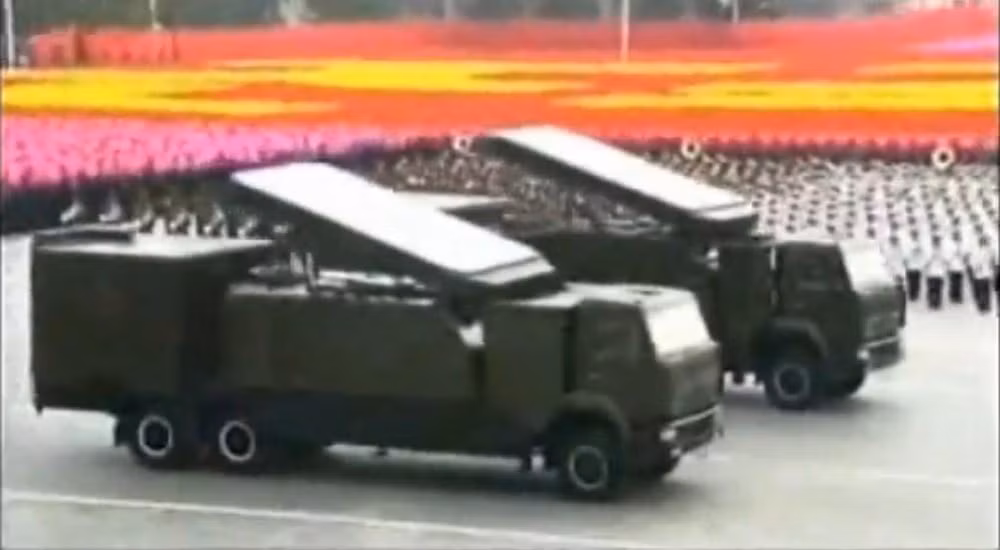 Mặc dù vũ khí phòng không của Triều Tiên chưa thuộc hàng hiện đại, tuy nhiên hệ thống phòng không của quốc gia này được tổ chức tốt, mặc dù các thiết bị đã cũ, như các hệ thống radar phòng không đều có từ thời Liên Xô và một số radar mảng pha mới hơn của Iran. Ảnh: Radar cảnh giới đường không do Triều Tiên tự phát triển - Nguồn: Wikipedia.