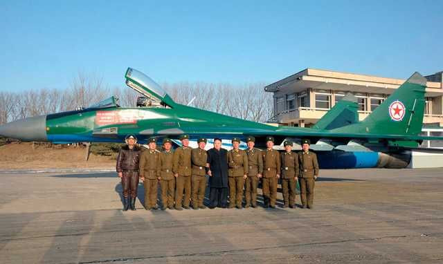 Theo chuyên gia Kashin, Triều Tiên hiện có khoảng 40 chiếc MiG-29, nhưng không chắc bao nhiêu chiếc trong số đó vẫn đủ khả năng bay. Cùng với đó là việc đào tạo phi công có giới hạn và không bao giờ vượt quá 20 giờ bay mỗi năm. Ảnh: Chủ tịch Triều Tiên Kim Jong-un chụp ảnh với phi công MiG-29 của Triều Tiên - Nguồn: Wikipedia.