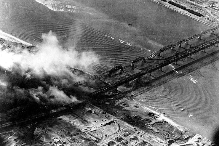 “Từ năm 1950 đến năm 1953, Không quân và Hải quân Mỹ đã san phẳng Triều Tiên, vì vậy CHDCND Triều Tiên đã có gần 70 năm để suy nghĩ về cách đảm bảo điều đó không xảy ra lần nữa và họ đã đào rất nhiều hầm trú ẩn”, Chuẩn tướng Mỹ đã về hưu Mike McDevitt, một thành viên cấp cao tại Trung tâm Phân tích Hải quân đã phát biểu trước báo giới. Ảnh: Một cây cầu của Triều Tiên bị Mỹ ném bom trong chiến tranh Triều Tiên 1950-1953 - Nguồn: Wikipedia.