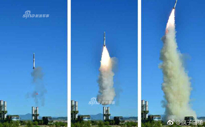 Theo các nguồn tin tình báo Hàn Quốc cho biết: Hệ thống phòng không KN-06 có radar mảng pha theo từng giai đoạn và tính năng có thể tương đương với các phiên bản S-300P đời đầu; KN-06 được cho là có tầm bắn lên tới 150 km và đã thử nghiệm nhiều lần thành công. Ảnh: Triều Tiên bắn thử tên lửa phòng không KN-06 - Nguồn: Sina