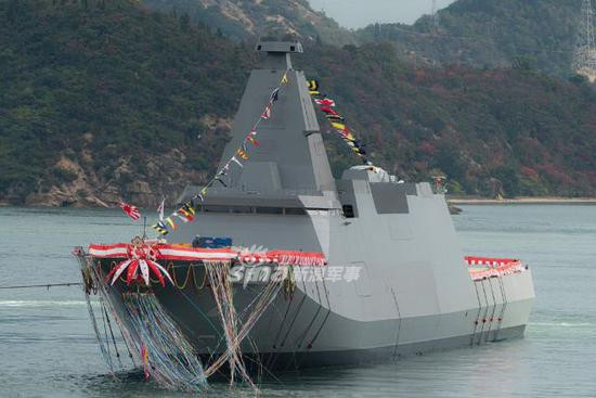 Vào năm 2018, hãng đóng tàu MHI đã nhận được một hợp đồng từ Bộ Quốc phòng Nhật Bản để đóng mới hai chiếc khinh hạm 30FFM, chiếc đầu tiên được đặt keels vào tháng 9/2019 và chiếc còn lại cũng được đặt keels sau đó 1 tháng. Chiếc JS Kumano là chiếc đầu tiên được hoàn thành, ngoài ra còn có 4 chiếc khác cũng đang gấp rút được đóng mới. Ảnh: Tàu Kumano chạy trên biển sau lễ hạ thủy.