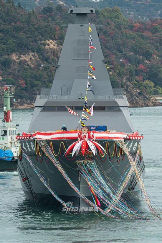 Khinh hạm lớp 30FFM có lượng giãn nước đầy tải hơn 5.000 tấn, dài 130m, rộng 16m, trang bị động cơ Turbine - Diesel kết hợp cho phép có nó thể đạt vận tốc tối đa hơn 30 hải lý/h/ Con tàu sử dụng nhiều công nghệ hiện đại, tính tự động hóa cao nên thủy thủ giảm đáng kể, chỉ cần 90 người. Ảnh: Cận cảnh chiếc khinh hạm tàng hình nhìn từ phía trước.