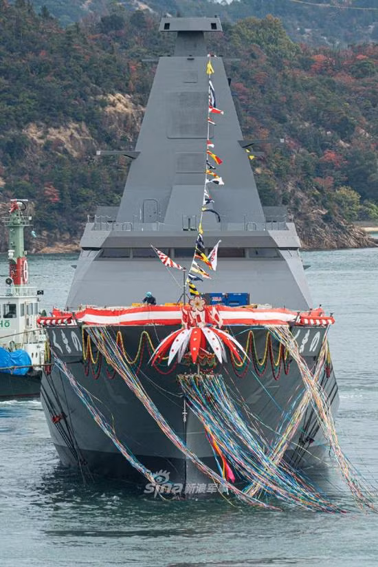 Khinh hạm lớp 30FFM có lượng giãn nước đầy tải hơn 5.000 tấn, dài 130m, rộng 16m, trang bị động cơ Turbine - Diesel kết hợp cho phép có nó thể đạt vận tốc tối đa hơn 30 hải lý/h/ Con tàu sử dụng nhiều công nghệ hiện đại, tính tự động hóa cao nên thủy thủ giảm đáng kể, chỉ cần 90 người. Ảnh: Cận cảnh chiếc khinh hạm tàng hình nhìn từ phía trước.