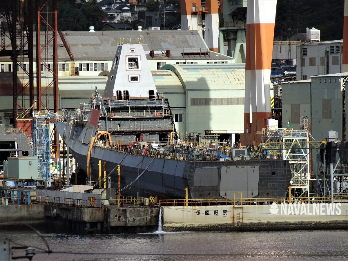 Đuôi tàu được thiết kế với một cửa đuôi lớn cho phép nó có thể nhanh chóng triển khai và thu hồi xuồng cao tốc cho nhiệm vụ tiếp cận mục tiêu hoặc thả các thiết bị lặn không người lái, sonar kéo cho nhiệm vụ săn ngầm và quét mìn. Đúng như tên gọi của nó, chiếc JS Kumano này đích thị là một chiếc khinh hạm đa năng tàng hình. Ảnh: Chiếc JS Kumano lúc còn đang hoàn thiện tại dock nổi