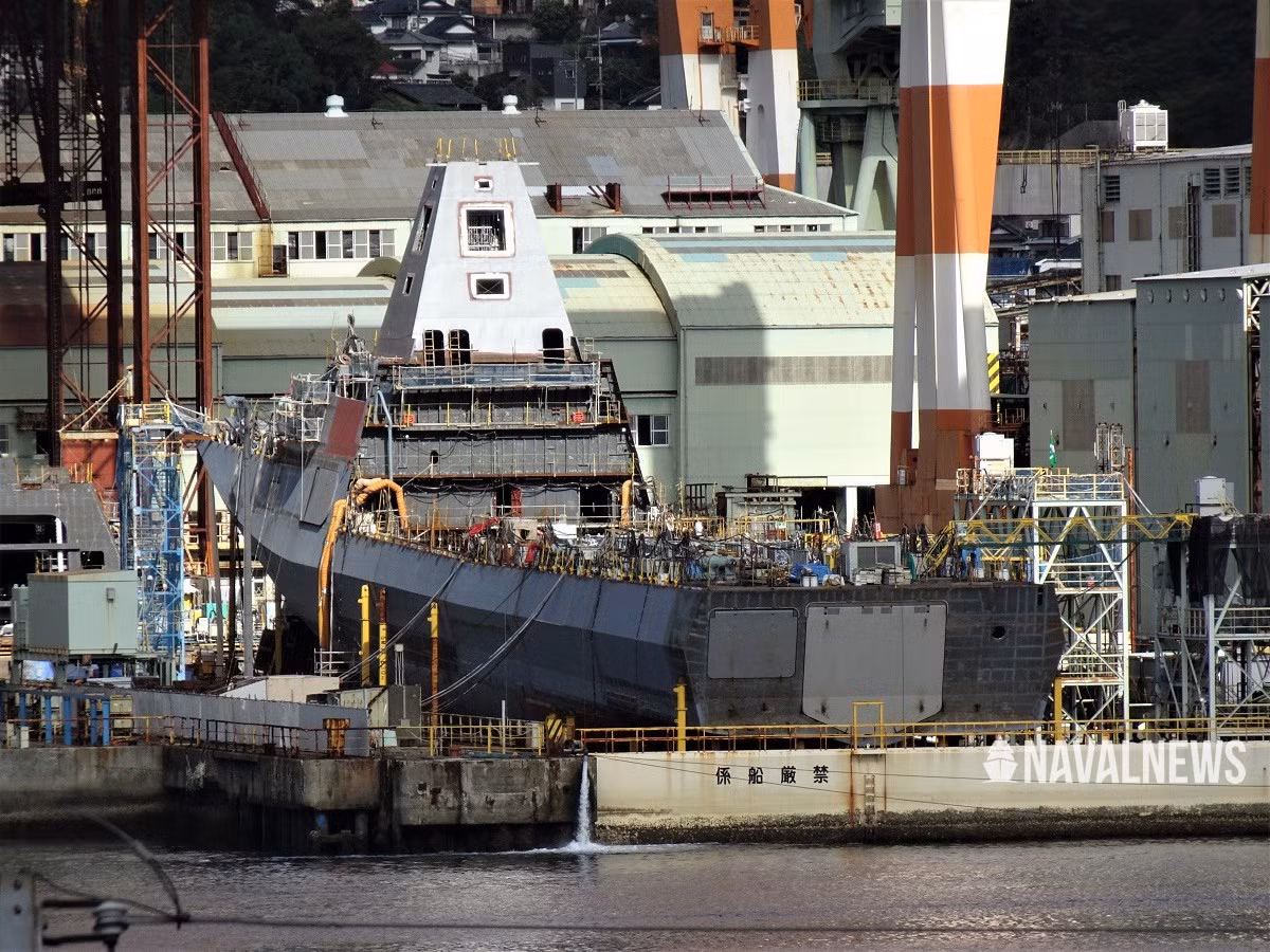 Đuôi tàu được thiết kế với một cửa đuôi lớn cho phép nó có thể nhanh chóng triển khai và thu hồi xuồng cao tốc cho nhiệm vụ tiếp cận mục tiêu hoặc thả các thiết bị lặn không người lái, sonar kéo cho nhiệm vụ săn ngầm và quét mìn. Đúng như tên gọi của nó, chiếc JS Kumano này đích thị là một chiếc khinh hạm đa năng tàng hình. Ảnh: Chiếc JS Kumano lúc còn đang hoàn thiện tại dock nổi