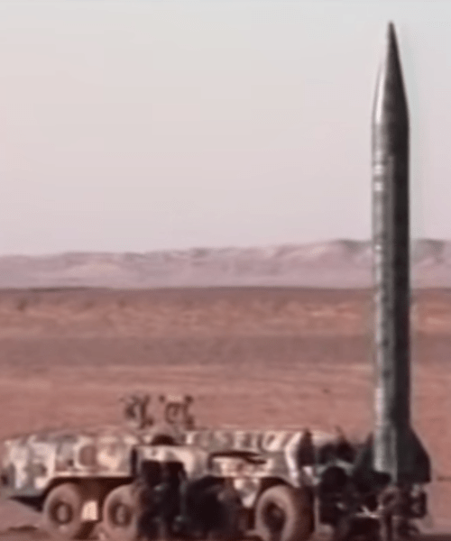 Mặc dù lệnh cấm vận vũ khí của LHQ đối với Iran đã kết thúc, nhưng Mỹ, EU và nhiều quốc gia khác vẫn duy trì lệnh cấm vận vũ khí với Iran; hiện tại các quốc gia dám "qua mặt" Mỹ để bán vũ khí cho Iran điểm mặt chỉ có Nga, Trung Quốc; tuy nhiên những quốc gia "dám mua" vũ khí của Iran chắc không nhiều. Ảnh: Tên lửa đạn đạo Simorgh của Iran - Nguồn: IRNA