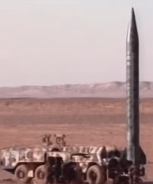 Mặc dù lệnh cấm vận vũ khí của LHQ đối với Iran đã kết thúc, nhưng Mỹ, EU và nhiều quốc gia khác vẫn duy trì lệnh cấm vận vũ khí với Iran; hiện tại các quốc gia dám "qua mặt" Mỹ để bán vũ khí cho Iran điểm mặt chỉ có Nga, Trung Quốc; tuy nhiên những quốc gia "dám mua" vũ khí của Iran chắc không nhiều. Ảnh: Tên lửa đạn đạo Simorgh của Iran - Nguồn: IRNA