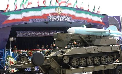 Iran hiện là quốc gia có kho tên lửa hành trình lớn nhất ở Trung Đông, bao gồm tên lửa hành trình tấn công các mục tiêu trên mặt đất cũng như chống hạm; tên lửa có thể phóng từ các bệ phóng trên đất liền, trên biển hoặc trên không. Ảnh: Tên lửa hành trình chống hạm Ra'ad của Iran - Nguồn: IRNA