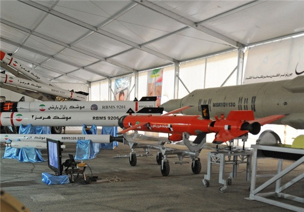 Iran đang đi trên con đường mà các quốc gia "bị cô lập" khác buộc phải đi vào, đó là tự phát triển và sản xuất các loại vũ khí để đáp ứng yêu cầu quốc phòng trong nước. Ảnh: Tên lửa hành trình Ya Ali (màu đỏ) do Iran phát triển - Nguồn: Fars News.