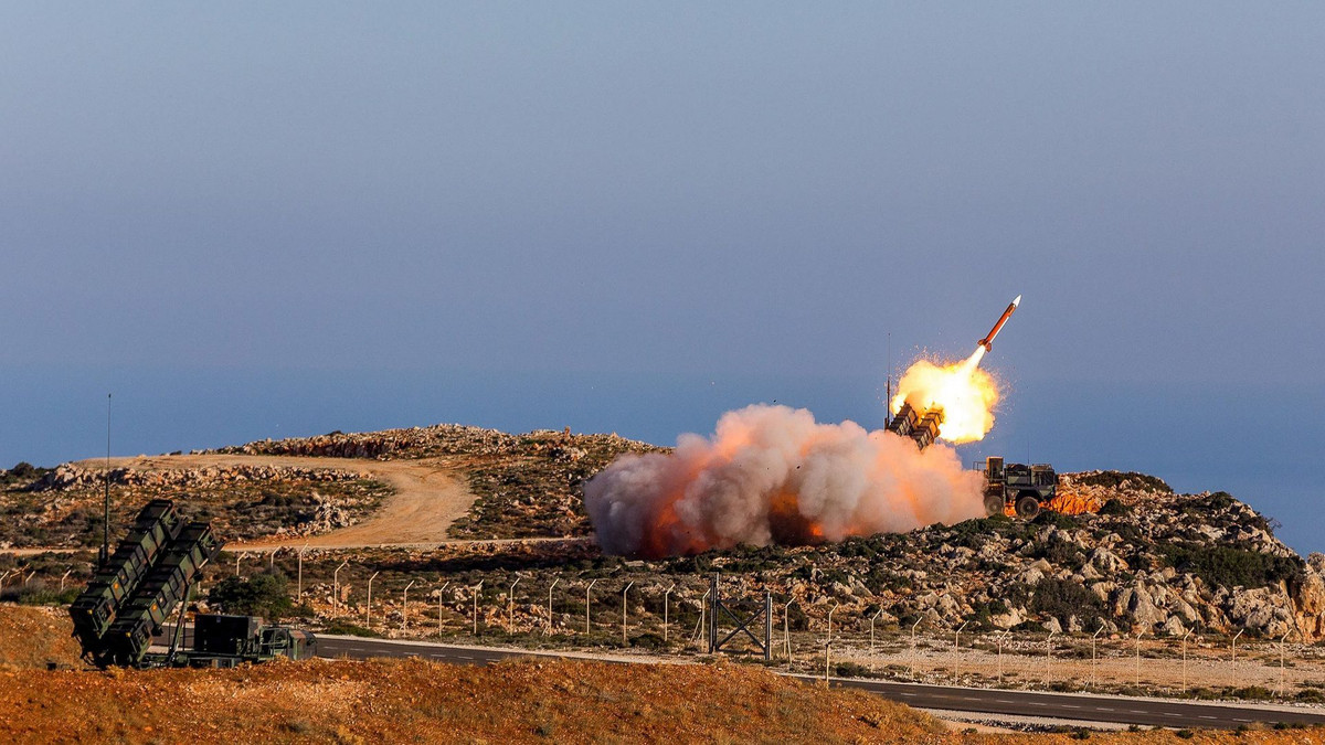 Bên cạnh đó, Arab Saudi cũng có những ý tưởng riêng về việc bố trí mạng lới phòng không của họ, mặc dù nước này đã được trang bị tên lửa Patriot-3 của Mỹ, và hiệu quả cũng không tồi. Nhưng Israel, một quốc gia khác ở Trung Đông, cũng được trang bị hệ thống tên lửa này. Nếu xảy ra xung đột giữa hai nước, Arab Saudi không phải "bận tâm" suy nghĩ việc Mỹ sẽ giúp ai. Ảnh: Hệ thống phòng không Patriot của Arab Saudi - Nguồn: Topwar