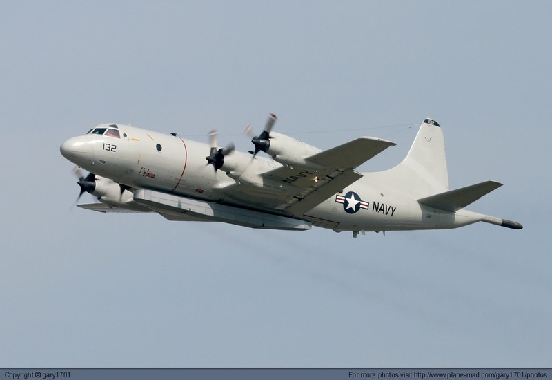 Khu vực phòng không tầm xa là khu vực phòng thủ ngoài cùng của đội hình tàu sân bay Mỹ, nằm trong khu vực hình khuyên, cách tàu sân bay từ 80 đến 200 hải lý. Các nhiệm vụ chống ngầm tầm xa chủ yếu bao gồm máy bay chống ngầm cánh cố định trên bờ P-3C và tàu ngầm hạt nhân tấn công. Ảnh: Máy bay săn ngầm P-3C của Hải quân Mỹ - Nguồn: Hải quân Mỹ.