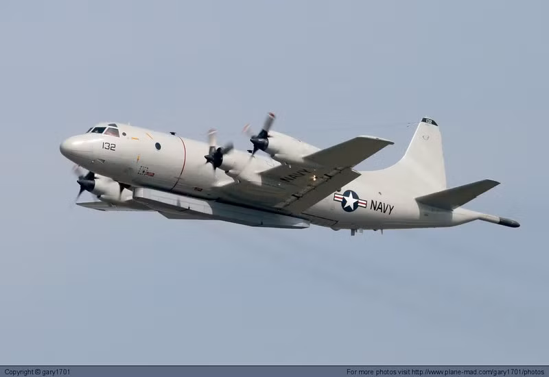 Khu vực phòng không tầm xa là khu vực phòng thủ ngoài cùng của đội hình tàu sân bay Mỹ, nằm trong khu vực hình khuyên, cách tàu sân bay từ 80 đến 200 hải lý. Các nhiệm vụ chống ngầm tầm xa chủ yếu bao gồm máy bay chống ngầm cánh cố định trên bờ P-3C và tàu ngầm hạt nhân tấn công. Ảnh: Máy bay săn ngầm P-3C của Hải quân Mỹ - Nguồn: Hải quân Mỹ.