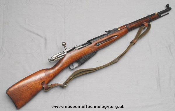 Hiện nay trên thế giới xuất hiện nhiều loại súng bắn tỉa nổi tiếng, có độ chính xác cao, tầm bắn xa, sức xuyên của đạn lớn nhờ áp dụng những công nghệ mới nhất về vật liệu. Tuy nhiên các loại súng bắn tỉa thường vẫn áp dụng cấu tạo theo nguyên lý truyền thống của súng trường cổ điển. Ảnh: Khẩu súng trường cổ điển Mosin-Nagant - Nguồn: Wikipedia.