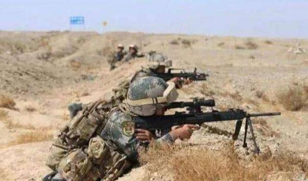 Vì vậy độ chính xác của súng bắn tỉa bán tự động không chính xác bằng súng bắn tỉa sử dụng khóa nòng then ngang lên đạn thủ công. Nhưng trên chiến trường, súng bắn tỉa bán tự động và súng bắn tỉa khóa nòng then ngang có thể được sử dụng kết hợp để đạt được hiệu quả chiến đấu tối đa. Ảnh: Sử dụng bắn tỉa trong Quân đội Mỹ - Nguồn: Sina