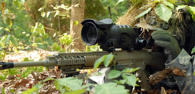 Tuy nhiên do sử dụng nguyên lý trích khí, nên súng bắn tỉa tự động cần phải khoan một lỗ trên thành nòng và kết nối nó với cơ cấu dẫn khí. Vì vậy, nòng súng không tránh khỏi ảnh hưởng bị giật khi bắn. Ảnh: Súng bắn tỉa bán tự động M-110 của Mỹ - Nguồn: Topwar
