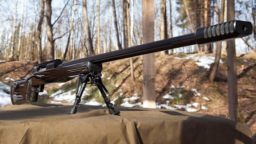 Ngoài ra, để tránh ảnh hưởng của các rung động khác đến độ chính xác của viên đạn khi đạn được bắn ra, súng bắn tỉa thường được thiết kế với nòng nổi (còn gọi là nòng treo), tức là nòng súng không tiếp xúc trực tiếp với thân súng, mà chỉ có đuôi nòng súng gắn với buồng đạn. Ảnh: Súng bắn tỉa Twilight của Nga áp dụng nguyên lý "nòng treo" - Nguồn: Topwar