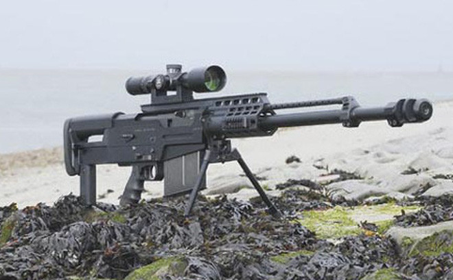 Ngoài ra do một phần khí thuốc dùng để đẩy pít-tông và khóa nòng lùi, nên lượng khí từ thuốc súng cháy đẩy đầu đạn, sẽ bị giảm tương ứng, dẫn đến giảm tầm bắn của đạn. Nguyên lý này lý giải những khẩu súng như AK-47, M-16 đều có độ giật lớn. Ảnh: Súng bắn tỉa bán tự động AS50 của Anh - Nguồn: Topwar