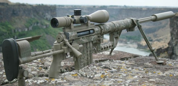 Việc áp dụng cấu tạo theo nguyên lý của súng trường cổ điển nhằm mục đích tăng độ chính xác; nói một cách ngắn gọn, súng trường sử dụng khóa nòng kiểu then ngang, lên đạn lại bằng tay sau mỗi phát bắn có độ chính xác cao nhất. Ảnh: Súng trường bắn tỉa tầm xa CHEYTAC M200 INTERVENTION của quân đội Mỹ - Nguồn: Topwar