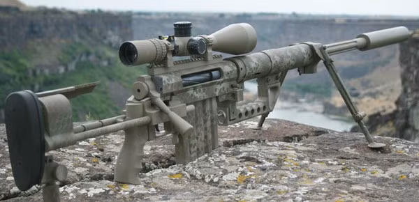 Việc áp dụng cấu tạo theo nguyên lý của súng trường cổ điển nhằm mục đích tăng độ chính xác; nói một cách ngắn gọn, súng trường sử dụng khóa nòng kiểu then ngang, lên đạn lại bằng tay sau mỗi phát bắn có độ chính xác cao nhất. Ảnh: Súng trường bắn tỉa tầm xa CHEYTAC M200 INTERVENTION của quân đội Mỹ - Nguồn: Topwar