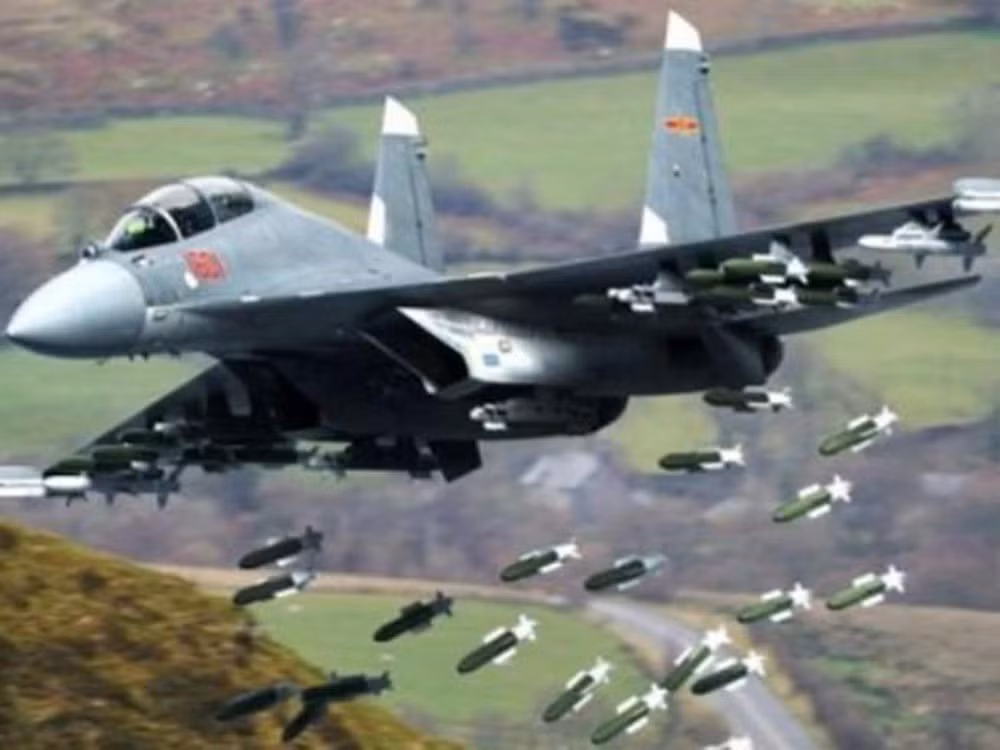 J-16 sử dụng radar mạng pha điện tử chủ động do Trung Quốc tự phát triển, máy bay có khả năng tấn công ngoài tầm nhìn. Bán kính chiến đấu của nó là 1.500 km, và tầm hoạt động tối đa lên tới hơn 4.000 km. Theo truyền thông Trung Quốc, khả năng tác chiến toàn diện của nó có thể sánh ngang với F-15K của Mỹ, thậm chí còn vượt qua cả máy bay chiến đấu đa năng Su-30 mà Nga xuất khẩu cho Ấn Độ. Ảnh: Chiến đấu cơ J-16. Nguồn: Sina