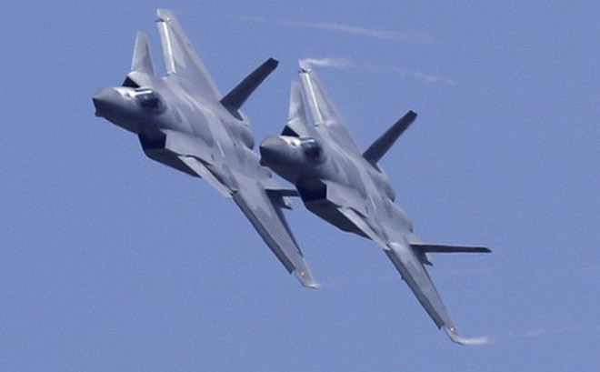 Giới phân tích quân sự cho rằng, Trung Quốc sợ J-20 lộ rõ điểm yếu khi phải đổi đầu với Su-35S hay Su-30MKK (hai loại chiến đấu cơ nhập khẩu từ Nga), nên họ chỉ cho nó diễn tập với J-10 vốn có tính năng kỹ chiến thuật kém hơn hẳn so với các dòng chiến đấu cơ của Nga. Ảnh: Chiến đấu cơ tàng hình J-20 - Nguồn: Sina