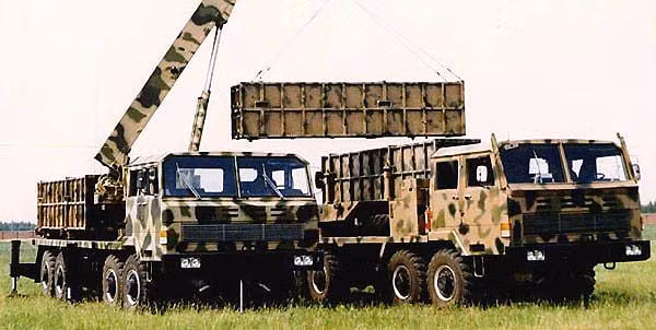 Ngoài bắn đạn không điều khiển, hệ thống còn bắn được đạn có điều khiển bằng dẫn đường quán tính kết hợp điều chỉnh sai số bằng hệ thống định vị toàn cầu. Tốc độ bắn của toàn bộ hệ thống là 8 phát/giây, thời gian nạp đạn lại từ 5-8 phút.