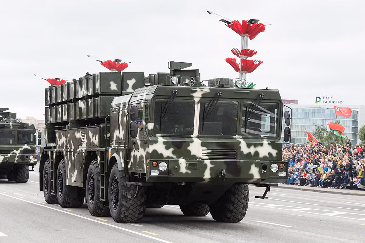 Khác với Armenia, phía Azerbaijan sử dụng các loại pháo phản lực có nguồn gốc Trung Quốc, nhưng liên doanh với quốc gia khác; trong đó có pháo Polonez được Azerbaijan nhập từ Belarus. Polonez do Belarus và Trung Quốc hợp tác phát triển, dựa trên hệ thống A-200 của Trung Quốc. Xe phóng dùng loại MZKT-7930 8×8 hạng nặng do Belarus tự sản xuất.