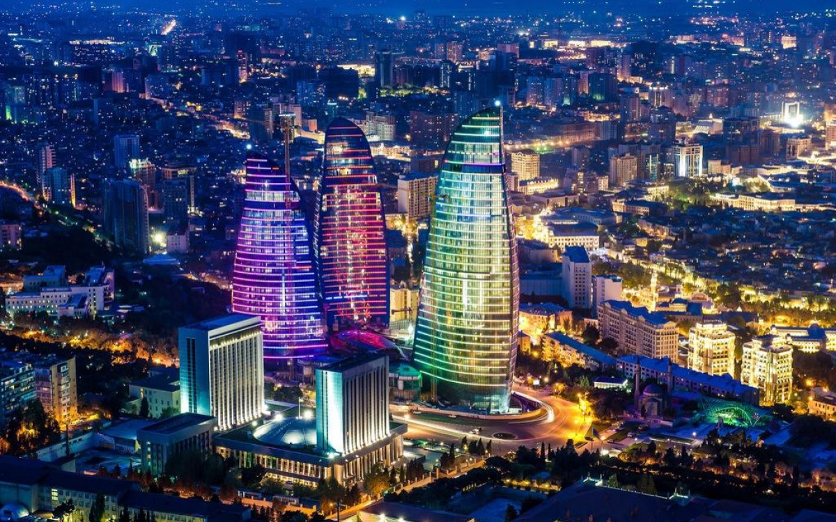 Và nếu trong trường hợp con đập trên bị Armenia tấn công dẫn đến tình trạng vỡ đập, sẽ dẫn đến tình trạng một lượng nước tích trữ khổng lồ bị giải phóng, điều này dẫn đến tình trạng một nửa lãnh thổ của đất nước Azerbaijan sẽ chìm trong biển nước. Nước chảy ồ ạt cũng có thể tạo ra một con sóng thần cao tới 80m và điều chắc chắn là thủ đô Baku cũng sẽ không thoát được đại họa này. Đặc biệt, con đập Mingachevir này lại nằm không quá xa lãnh thổ Armenia Ảnh: Một góc thủ đô Baku của Azerbaijan.