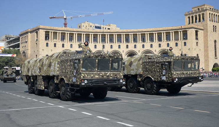 Do không sở hữu lực lượng không quân oanh tạc để thả bom phá hủy công trình nên nếu Armenia muốn làm vỡ con đập khổng lồ kia chỉ có thể dựa hoàn toàn vào kho tên lửa đạn đạo chiến thuật mạnh mẽ của mình. Có khả năng nhất phải kể tới là tổ hợp Iskander-E mà họ nhập từ Nga. Iskander-E của Armenia có tầm bắn lên tới 280km và mang đầu đạn nặng tới 480kg, trang bị nhiều loại đầu đạn khác nhau và thậm chí là có thể triển khai cả đầu đạn hạt nhân. Đây chính là vũ khí răn đe mạnh mẽ nhất mà Armenia có. Ảnh: Đội hình Iskander-E của Armenia trong cuộc duyệt binh.