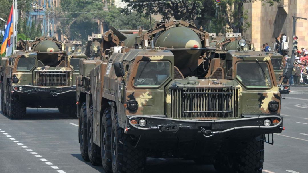 Và cuối cùng đó là các tên lửa đạn đạo chiến thuật Scud-B cũng do Liên Xô phát triển từ trong Chiến tranh Lạnh. Scud-B có tầm bắn 300km, trang bị đầu nổ nặng tới 1 tấn đủ khả năng công phá cao. Armenia hiện đang sở hữu ít nhất 4 bệ phóng loại này. Có thể nói rằng, khả năng tấn công tên lửa đạn đạo của Armenia là không thể xem thường, hoàn toàn có thể tiêu diệt các mục tiêu quan trọng có diện tích lớn. Dẫu vậy, các bước đi trong tương lai cần có sự tính toán kỹ càng để ngăn ngừa leo thang xung đột lên quy mô mới. Ảnh: Bệ phóng Scud-B của Armenia.