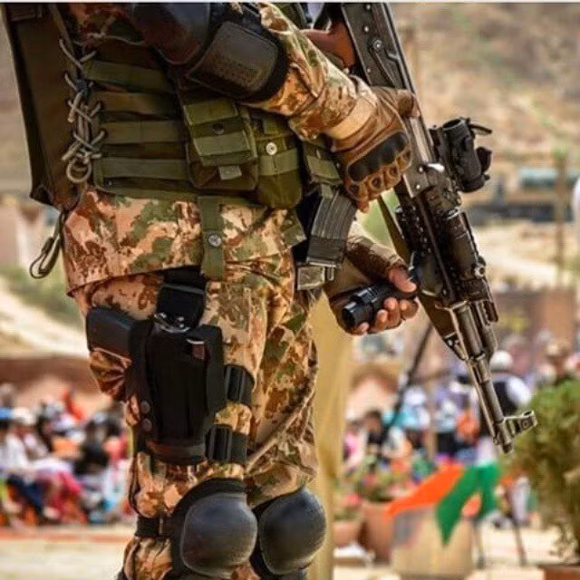 Thứ bảy là tấm lót bảo vệ khuỷu tay và đầu gối chiến thuật; quân đội Pakistan đã bắt đầu trang bị đại trà cho binh lính từ năm 2009. Đây là một trong những thiết bị rất quan trọng, giúp bảo vệ tốt đầu gối và khuỷu tay; với lớp đệm lót ở bên trong, giúp giảm sát thương cho binh lính khi va đập với môi trường. Nguồn ảnh: QQ.