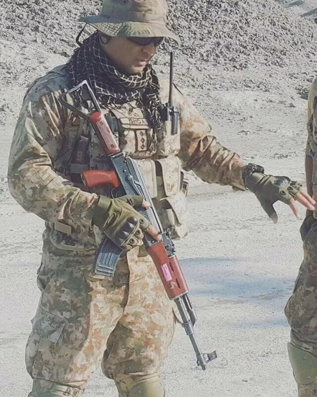 Đầu tiên trong danh sách là quân phục dã chiến dành cho lính bộ binh Pakistan, lần đầu tiên xuất hiện vào cuối năm 2012, quân đội nước này đã tiêu chuẩn hóa theo kiểu ngụy trang sa mạc khô cằn. Loại quân phục mới này đã được chứng minh có khả năng che giấu và ngụy trang tốt trong nhiều môi trường. Nguồn ảnh: QQ.