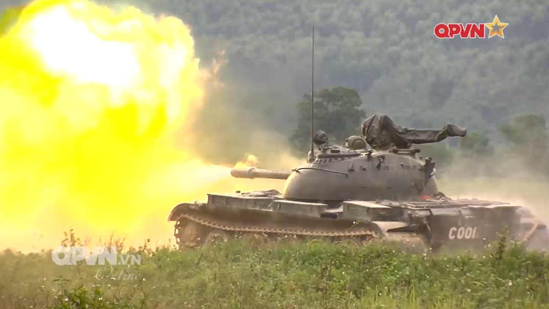 Về tính năng kỹ chiến thuật, đầu tiên phải kể đến đó là việc T-55 bổ sung thêm hệ thống phòng vệ NBC (nuclear-biology-chemical/hạt nhân-sinh học-hoá học) nhằm có thể giúp kíp lái tác chiến trong điều kiện chiến tranh hạt nhân ở thời kỳ đỉnh điểm của Chiến tranh Lạnh. Ảnh: T-54B Việt Nam khai hỏa trên thao trường
