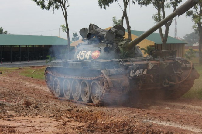 Tuy nhiên hai thiết kế này vẫn có nhiều điểm khác biệt mà ta có thể dễ dàng nhận ra bằng mắt thường như sau: Mặt trên giáp trước của xe tăng T-54B có một lỗ dành cho súng máy 7.62mm bắn từ trong xe nhưng đã bị loại bỏ trên T-55, ống thông gió nằm ở trên nóc tháp pháo của T-54B cũng bị lược đi ở thiết kế nâng cấp. Sở dĩ có điều này là bởi T-55 được làm kín nhằm tránh khói bụi phóng xạ có thể lọt vào trong xe trong trường hợp chiến tranh hạt nhân xảy ra. Ảnh: Xe tăng T-54B cơ động trên thao trường.