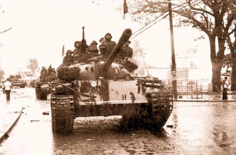 Xe tăng T-54 là loại xe tăng chiến đấu chủ lực thuộc thế hệ đầu tiên do Liên Xô phát triển, được nước bạn viện trợ cho ta trong giai đoạn kháng chiến chống Mỹ với nhiều phiên bản khác nhau như T-54 Mode 1949, T-54A và nhiều nhất là T-54B cùng số lượng Type-59 - phiên bản T-54 do Trung Quốc sản xuất. Ảnh: Xe tăng T-54B của Quân Giải phóng Miền Nam Việt Nam.