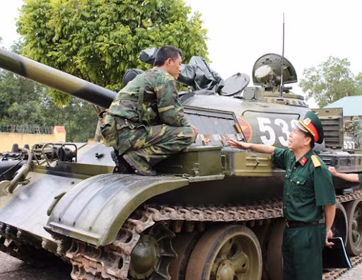 Nhìn chung, T-55 chính là phiên bản nâng cấp toàn diện của T-54B về nhiều mặt như hệ thống kiểm soát hỏa lực, hệ thống NBC, bố trí lại bên trong khoang xe một cách tối ưu nhất. Là sự kế thừa và phát triển vượt bậc của dòng T-54B huyền thoại. Ảnh: Kiểm tra kỹ thuật xe tăng T-54B