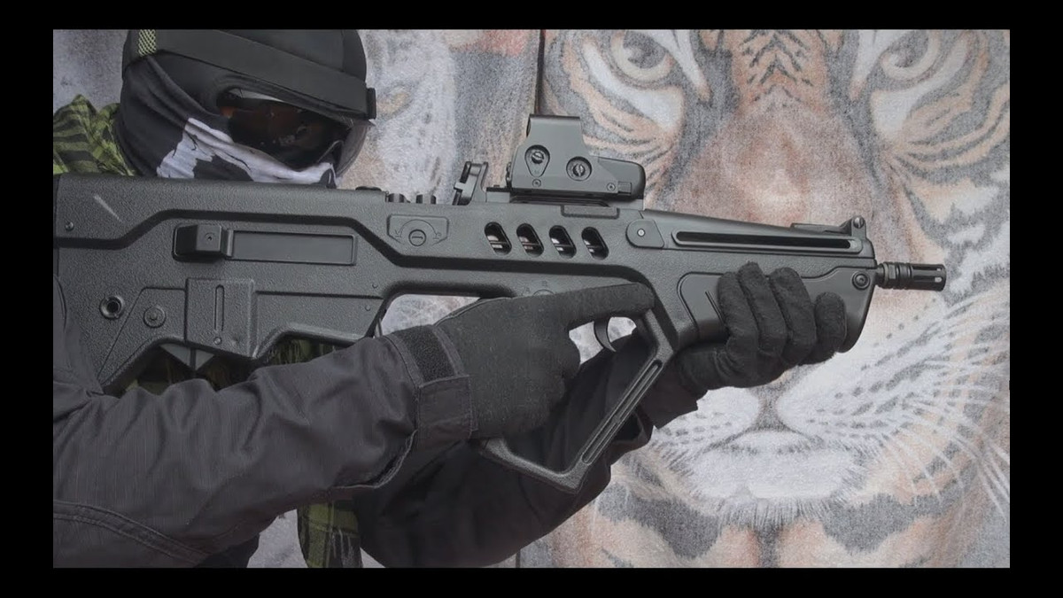 Tavor TAR-21 hoàn toàn thuận cho bắn cả hai tay, cửa hất vỏ đạn có thể tùy chọn bên phải hoặc trái, khóa an toàn cũng được bố trí cả hai bên; súng dùng đạn 5,56x45 mm, sử dụng hộp tiếp đạn tiêu chuẩn của NATO (loại 30 viên dùng cho M16). Tuy nhiên, TAR-21 kém M16 về độ chính xác và tầm bắn do nòng súng ngắn hơn.