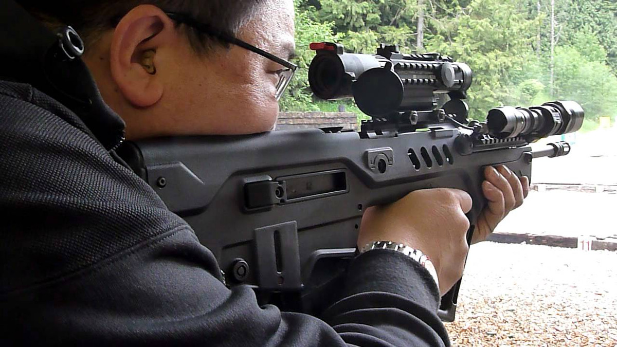 Hình dáng TAR-21 được thiết kế theo hình dáng kiểu bullpup (cái tẩu), giúp giảm chiều dài súng; nhiều bộ phận thiết kế theo kiểu mô-đun, nòng súng có thể thay thế dễ dàng theo nhiệm vụ. TAR-21 sử dụng nhiều vật liệu tổng hợp, thiết kế thoải mái cho người sử dụng. Súng hoạt động theo nguyên lý trích khí ngắn, dùng khóa nòng xoay; TAR-21 được chứng minh là hoạt động đáng tin cậy.