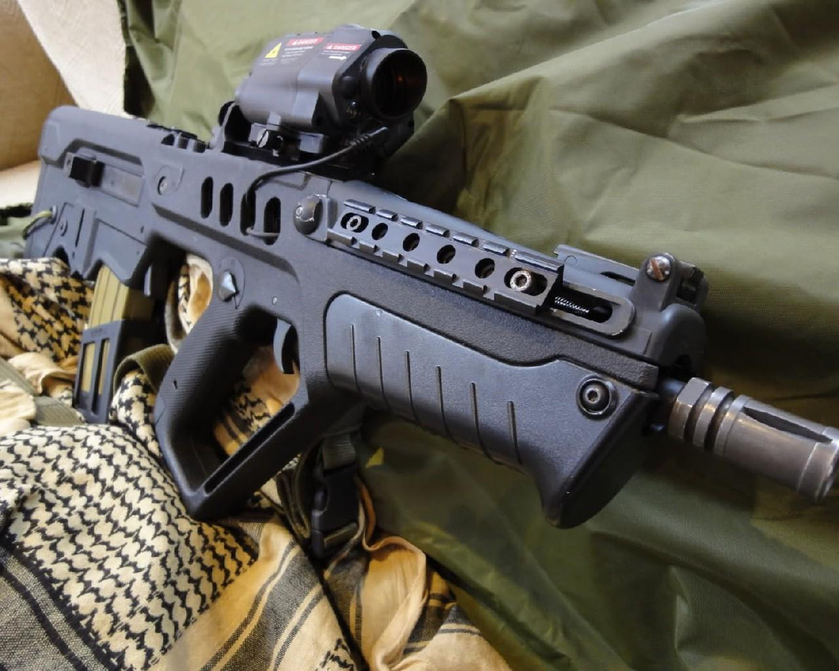 Một mẫu súng trường tiến công nổi tiếng cũng đến từ Israel là khẩu Tavor TAR-21, được phát triển vào đầu những năm 1990. Loại vũ khí này có cấu tạo đơn giản, tin cậy và có thể sử dụng cho nhiều nhiệm vụ. TAR-21 được Israel chấp nhận đưa vào biên chế năm 2006 và được xuất khẩu tới hơn 20 quốc gia (trong đó có Việt Nam).