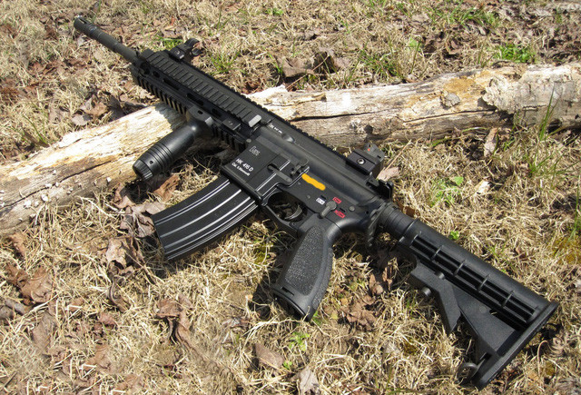 Về ngoại hình, HK416 giống M4; do sự giống nhau, nên nó mang lại cảm giác quen thuộc cho binh lính, giảm thời gian huấn luyện cần thiết. HK416 sử dụng hệ thống trích khí ngắn, giống khẩu G36 và đã được cấp bằng sáng chế độc quyền. So với khẩu Colt M4 carbine nguyên bản của Mỹ, HK416 hoạt động tin cậy và có độ bền cao hơn nhiều.