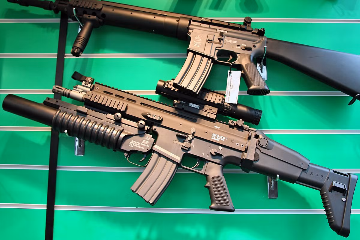 Mẫu súng trường tiến công cuối cùng nằm trong top 10, đó là khẩu FN SCAR của Bỉ; đây là mẫu súng trường tiến công thiết kế kiểu mô-đun, sử dụng nhiều cỡ nòng khác nhau, được thiết kế theo đơn đặt hàng của Bộ Chỉ huy Tác chiến Đặc biệt Mỹ (US SOCOM); đưa vào biên chế năm 2009, nhưng đến nay đã có 20 quốc gia sử dụng.