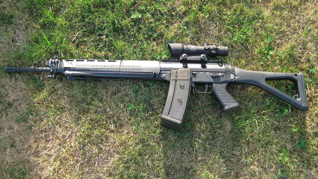 Mẫu súng trường tấn công tiên tiến nhất đến từ Thụy Sĩ là khẩu SIG SG 550; mẫu súng này được sản xuất từ năm 1986 và được Quân đội Thụy Sĩ sử dụng từ năm 1990. Nó đã được xuất khẩu sang hơn 20 quốc gia và thường được sử dụng trong các đơn vị tinh nhuệ và lực lượng đặc biệt. Hơn 600.000 khẩu SG 550 đã được sản xuất.