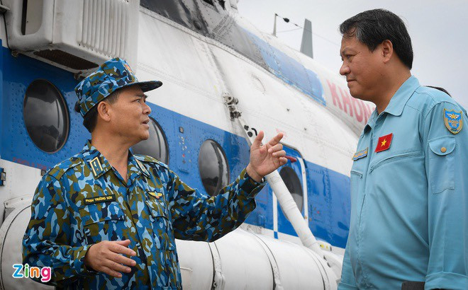 Đích thân Thiếu tướng Phạm Trường Sơn - Phó tham mưu trưởng Quân chủng Phòng không - Không quân cùng Đại tá Vũ Hồng Sơn - Sư đoàn trưởng Sư đoàn Không quân 372 đã có mặt tại sở chỉ huy tiền phương (đóng tại xã Phong Xuân) để trực tiếp chỉ đạo quá trình thực hiện nhiệm vụ nhanh chóng nhất có thể. Ảnh: Thiếu tướng Phạm Trường Sơn bàn bạc cùng ban bay - Nguồn: Zing.