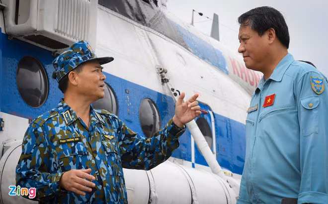 Đích thân Thiếu tướng Phạm Trường Sơn - Phó tham mưu trưởng Quân chủng Phòng không - Không quân cùng Đại tá Vũ Hồng Sơn - Sư đoàn trưởng Sư đoàn Không quân 372 đã có mặt tại sở chỉ huy tiền phương (đóng tại xã Phong Xuân) để trực tiếp chỉ đạo quá trình thực hiện nhiệm vụ nhanh chóng nhất có thể. Ảnh: Thiếu tướng Phạm Trường Sơn bàn bạc cùng ban bay - Nguồn: Zing.