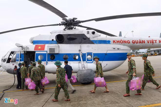 Trực thăng trang bị một động cơ VK-2500PS-03 có công suất cực đại lên tới 2.700 mã lực, mạnh mẽ hơn 1.5 lần so với thế hệ trước. Hệ thống điều khiển kỹ thuật số kiểu FADEC cho phép giảm đáng kể trọng lượng và kích thước của các khối điện tử cũng như hệ thống cáp nối trên trực thăng, đảm bảo đồng bộ cao. Hệ cánh quạt chính và cánh quạt đuôi hoàn toàn mới cũng giúp cho nó có thể giảm độ ồn đáng kể. Ảnh: Chiến sĩ vận chuyển hàng tiếp tế lên trực thăng - Nguồn: Zing.