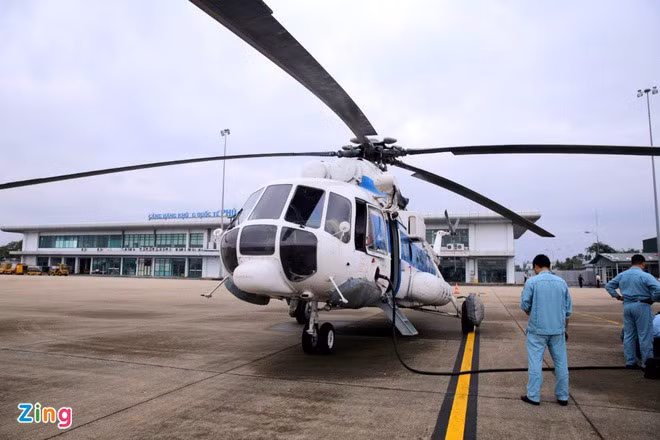 Đến 11 giờ trưa, chuyến bay đầu tiên đã quay trở lại căn cứ sau khi khảo sát xong tình hình và thả hàng tiếp tế cho công nhân bị cô lập tại nhà máy. Hiện nay, ban chỉ huy đã vạch ra 3 phương án tiếp cận và cứu hộ thủy điện Rào Trăng 3 đó là dùng xe đặc chủng đi đường bộ theo hướng đường 71, dùng tàu thủy tiếp cận nhà máy từ hướng Hương Điền và sử dụng máy bay trực thăng trực tiếp cứu hộ. Ảnh: Máy bay Mi-171E tại sân bay Phú Bài - Nguồn: Zing.