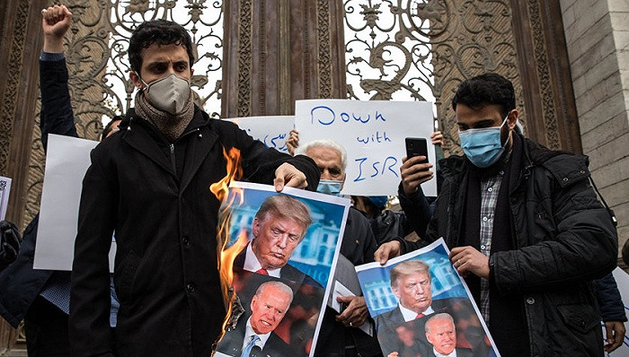 Vào cuối tuần trước, người dân ở Thủ đô Tehran đã tập trung trước tòa nhà Quốc hội hô vang các khẩu hiệu chống Mỹ và Israel; việc hai quan chức cao cấp của Iran, bị sát hại trong vòng một năm, khiến chính quyền Iran "bốc hỏa", tuy nhiên việc trả thù là "không hề dễ dàng". Ảnh: Người dân tại Thủ đô Tehran biểu tình phản đối Mỹ.